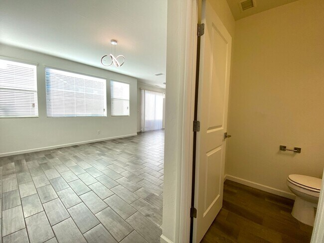 Building Photo - $2,195, 3 Bedroom In Gated Community with ...