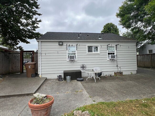 Building Photo - 2231 E Wright Ave
