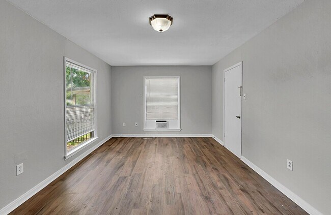 Building Photo - Spacious 3 bed/1 bath rental - Available Now!