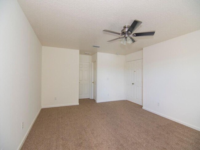 Building Photo - 4Bed/3Bath~2800 Sq Ft!~Pond View~Two Car Garage~Large Yard!