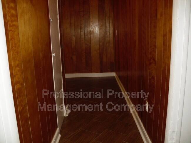 Building Photo - 916 S Clifton Ave