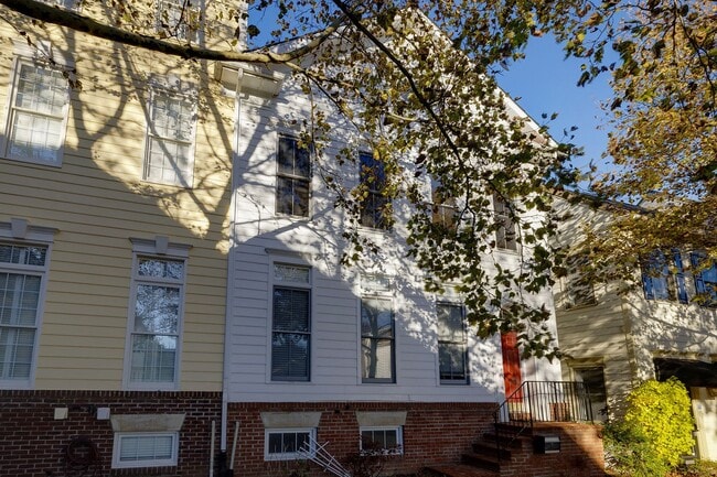 Building Photo - Luxury Townhome in the Heart of the Kentlands