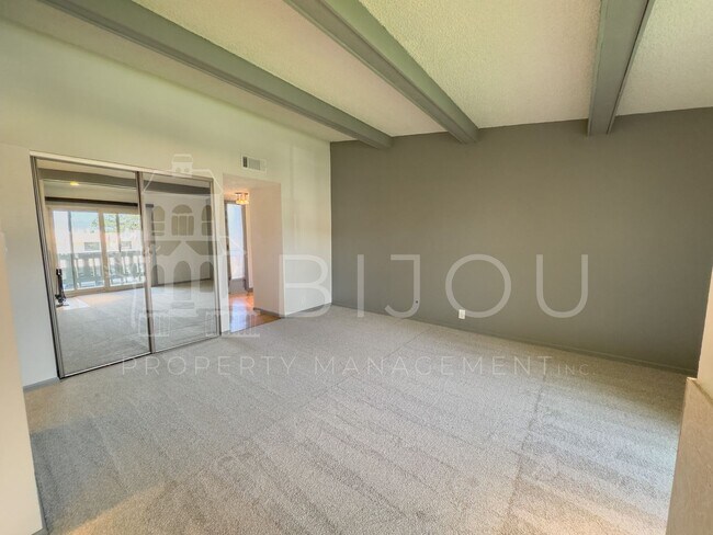 Building Photo - Westside Condo w/ Amazing Views