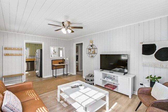 Building Photo - 250 Lake Dr