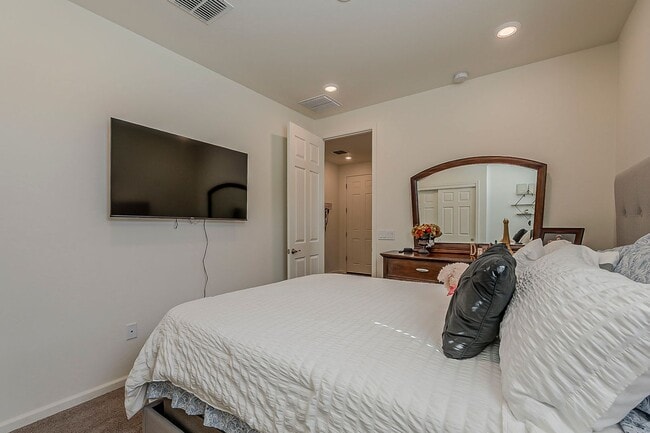 Building Photo - Modern Comfort Meets Smart Living in Vail!
