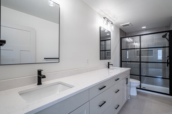 Building Photo - Newer Construction! 3 bed/2.5 bath, double garage, central heat/air, VIEWS!