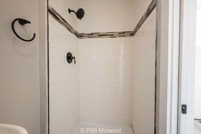 Building Photo - 1 Bedroom 1 bath