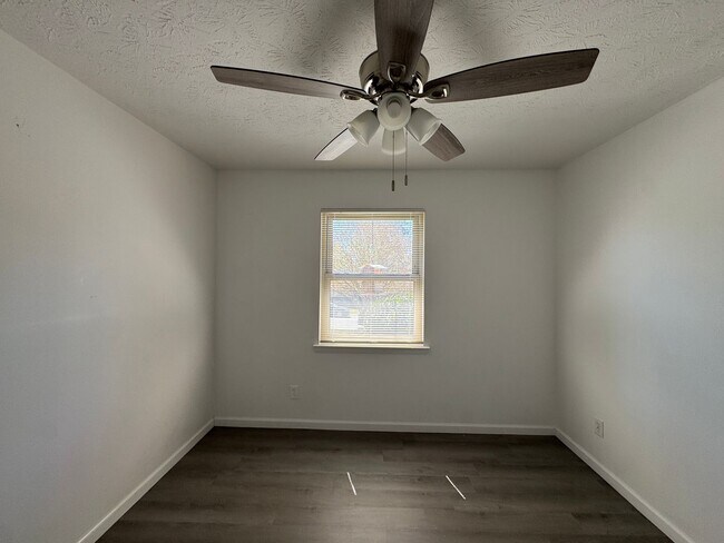 Building Photo - Charming 3 Bed 2 Bath Home with Fenced Yard