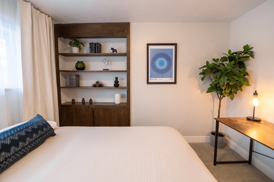 Building Photo - 894 E 840 N