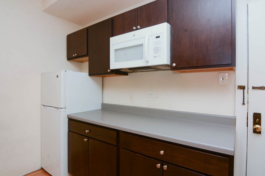 Building Photo - 3335 W Diversey Ave