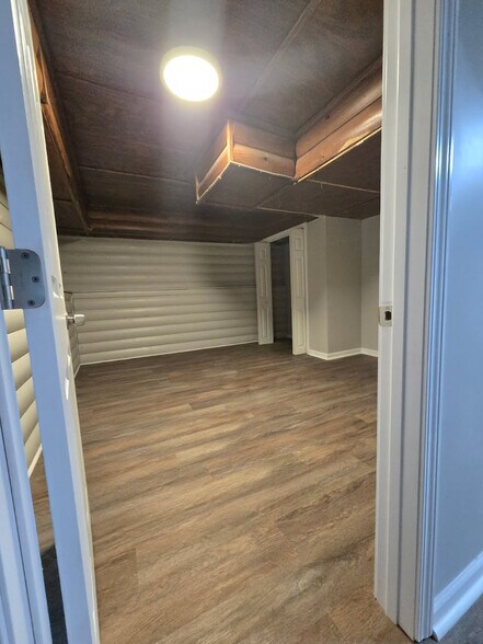 Building Photo - Room in House on Barrett Springs Dr