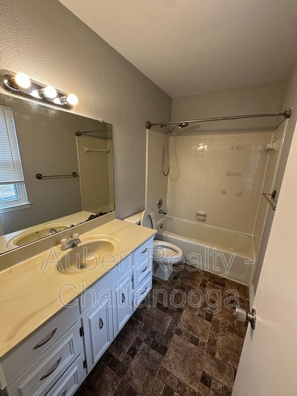 Building Photo - 1317 Village Green Dr