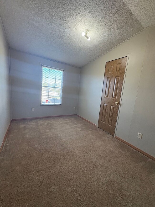 Building Photo - Spacious 3 Bed 2 Bath Mobile Home