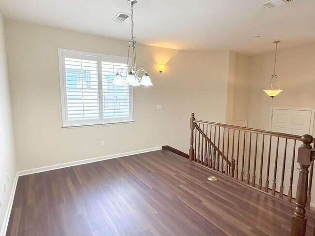Building Photo - Modern End Unit Townhouse In Great Dublin ...