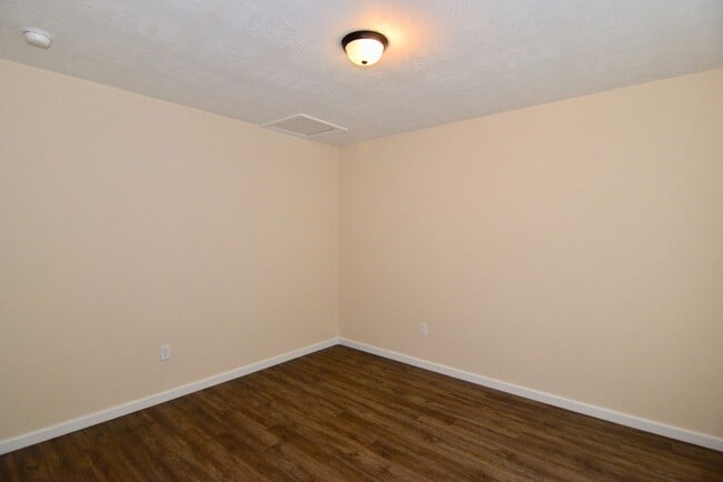 Building Photo - $1025 - 2 bed/1 bath house for rent off Mi...