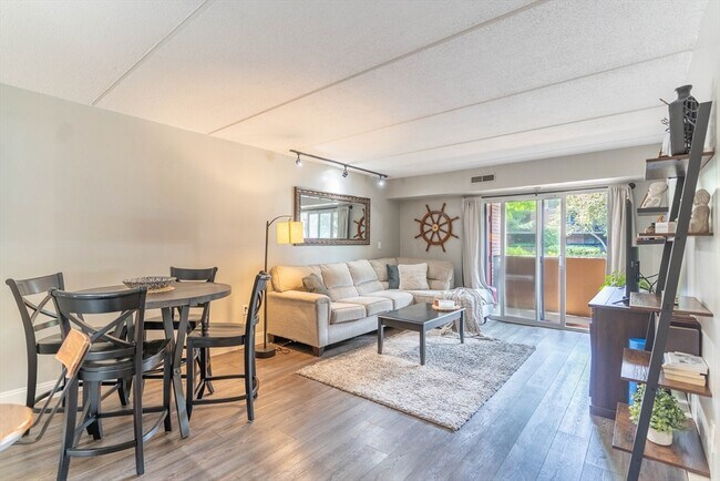 Building Photo - 144 Marble St