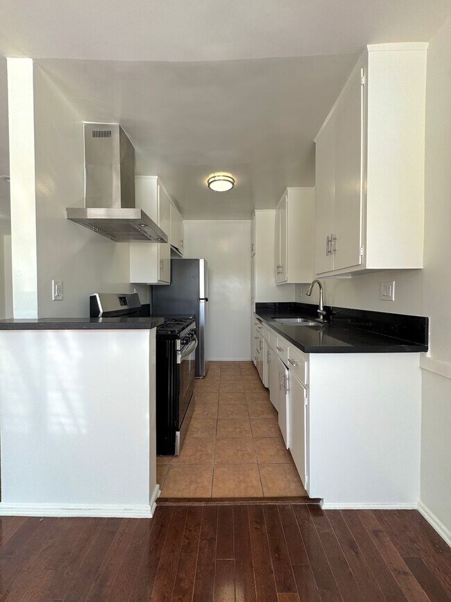 Building Photo - Spacious Top Floor 1 Bedroom in West Hollywood!