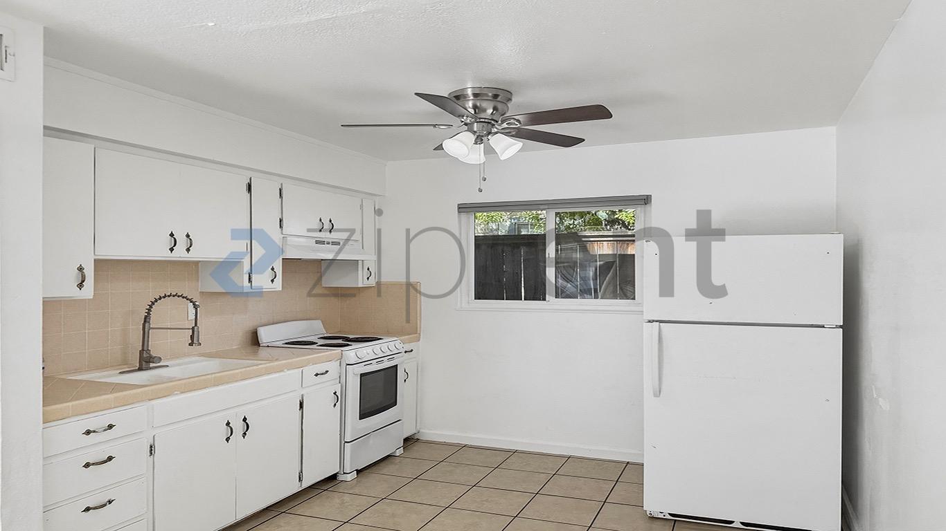 Building Photo - Unit 2