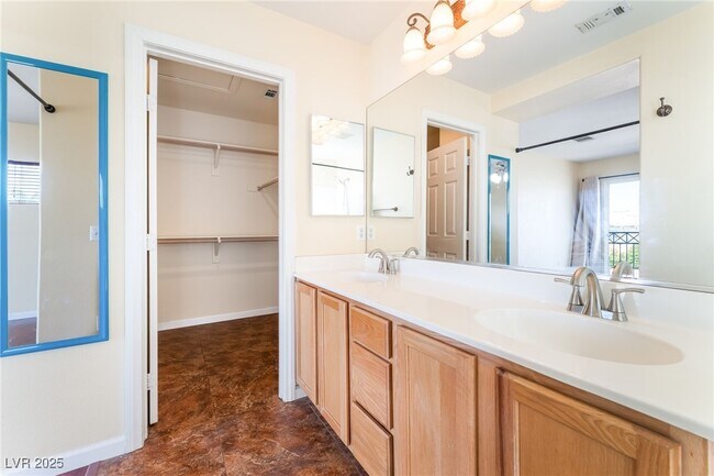 Building Photo - 704 Chase Tree St