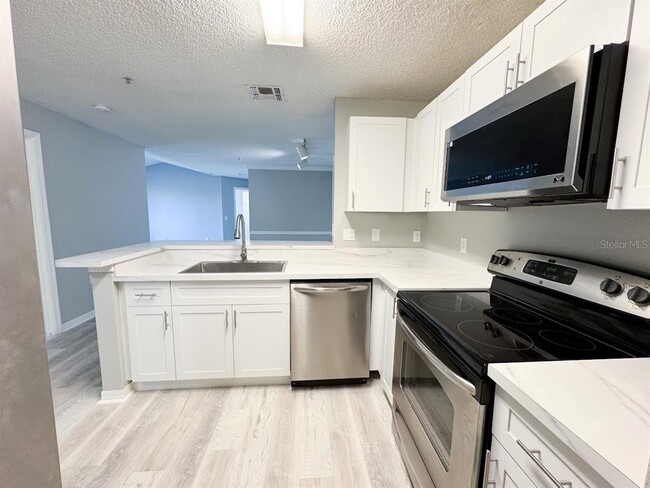 Building Photo - 1919 Summer Club Dr