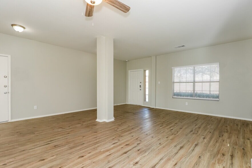 Building Photo - 2705 Gardendale Dr