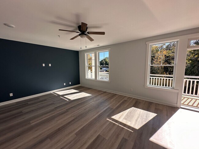 Building Photo - Spacious Two-Bedroom Condo off Masonboro Loop