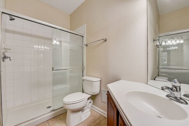 Building Photo - Beautifully Maintained 3-Bedroom, 2-Bathro...