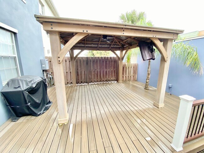 Building Photo - LUXURY TOWNHOME IN SODO 3/2.5 PLUS OFFICE AND BONUS ROOM  - DOWNTOWN ORLANDO