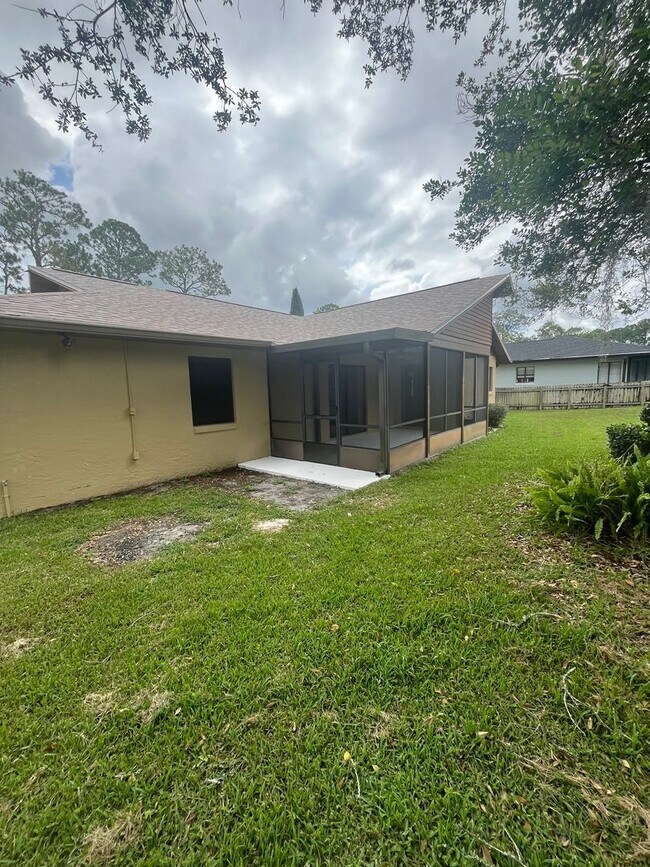 Building Photo - Super Cute 3bd 2bath! FENCED IN YARD !