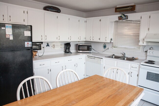 Building Photo - 57219 Island Club Ln