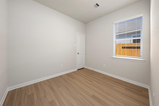 Building Photo - 15454 Maple Ter Dr