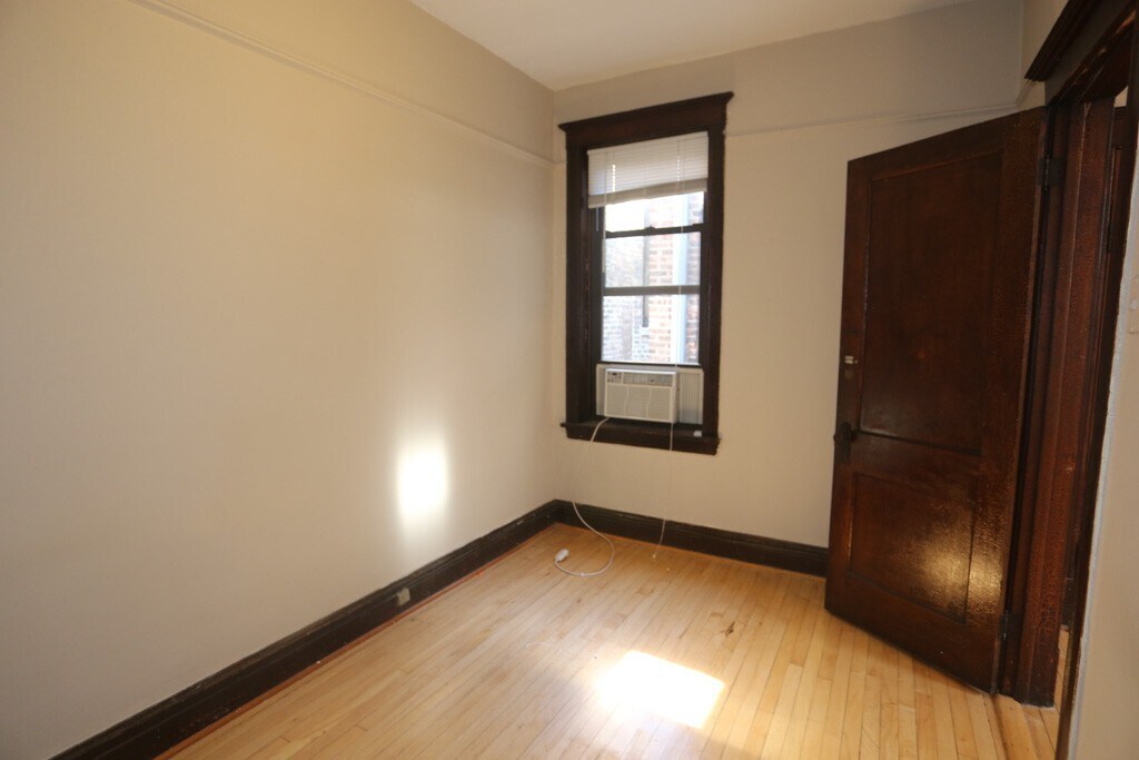 Building Photo - 1915 W Schiller St