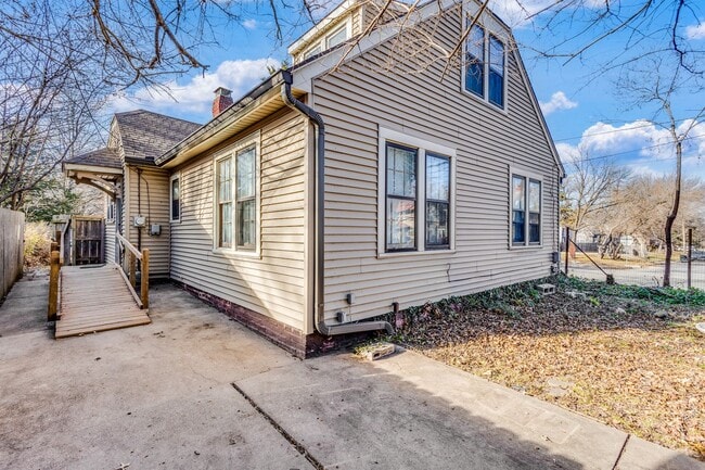 Building Photo - Charming 3BR in College Hill – Pet Friendly & Move-In Ready!