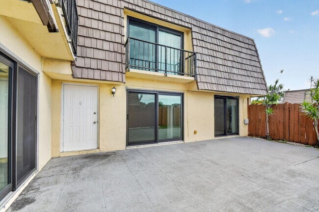 Building Photo - 744 Springdale Cir