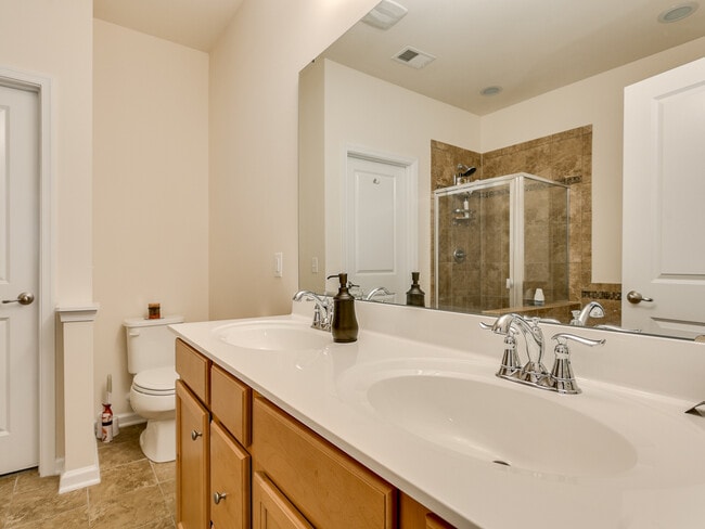 Building Photo - Lovely 3 Bedroom 2.5 Bath Townhouse, Easy ...
