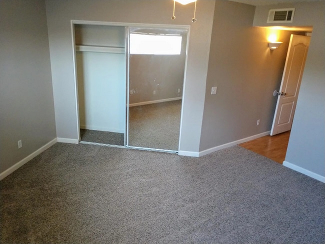 Building Photo - 1138 E 2nd St