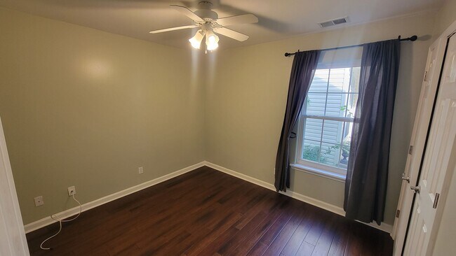 Building Photo - A 3 Bedroom Home Right Off Westport Road