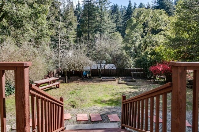 Building Photo - Mountain Living / Easy Commute Location