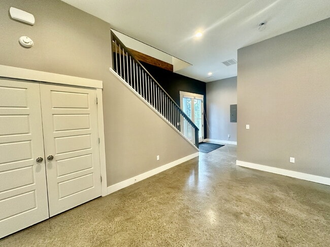 Building Photo - Large Modern Loft Home in Downtown Bluffton!