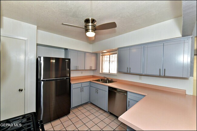 Building Photo - 5613 Creston Ave