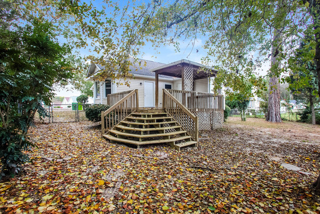 Building Photo - 220 Colchester Dr