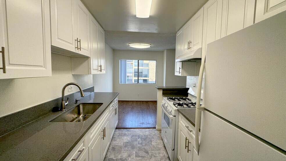 Building Photo - 701 S St Andrews Pl