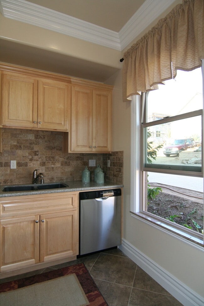 Building Photo - Charming 1 Bed / 1 Bath Duplex Close To Ca...