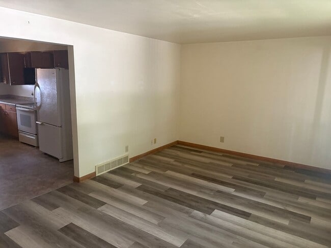 Building Photo - 608 E Taft Ave