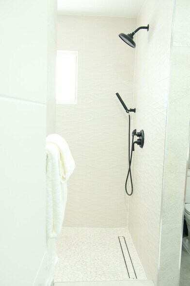 Building Photo - 920 SW 4th Ave