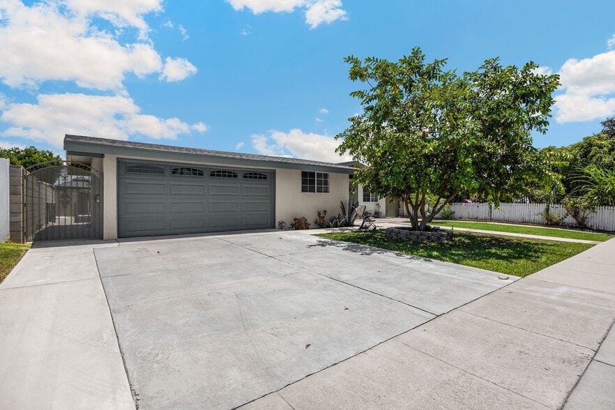 Building Photo - 1048 N Hermosa Dr