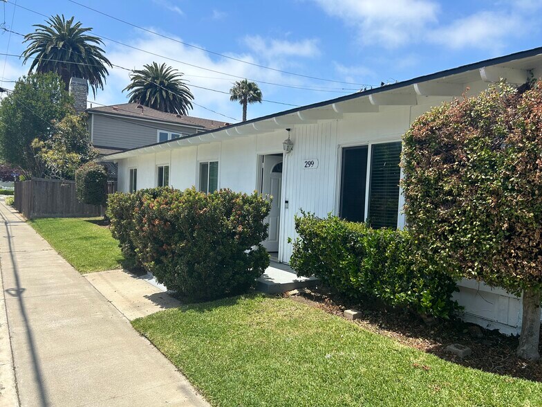 Building Photo - 299 Robinhood Ln