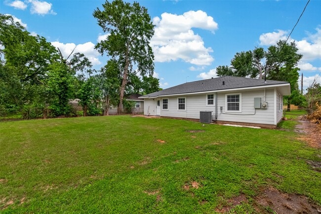 Building Photo - 14022 Rosecrest Dr
