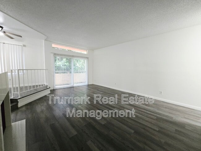 Building Photo - 14605 Burbank Blvd