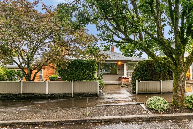 Building Photo - Sunny 4 BR home with lots of space!